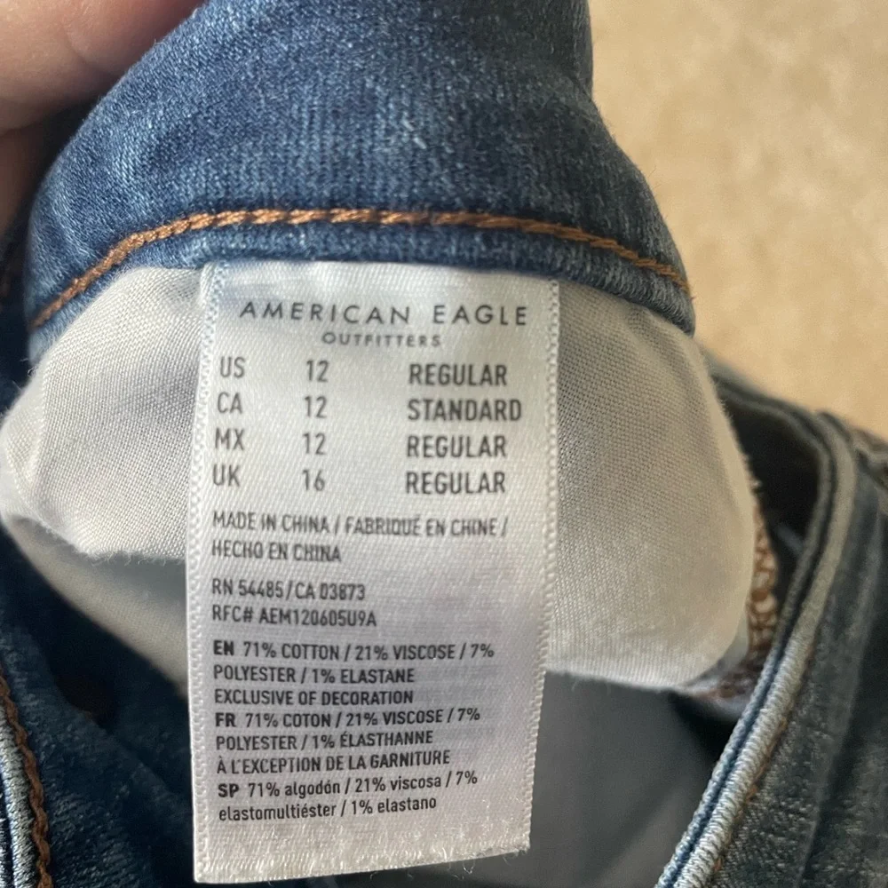 American‎ Eagle High Rise Jegging. Distressed. Women size 12